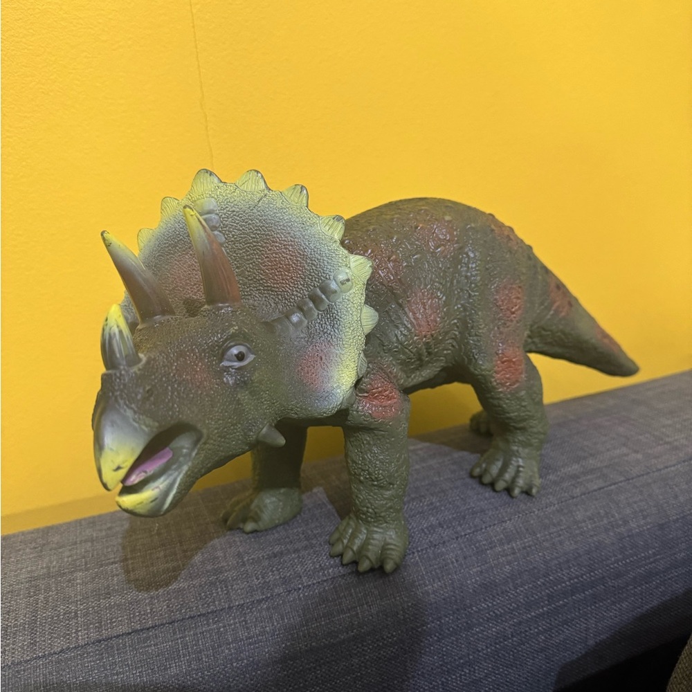 Toys R Us Maidenhead TRICERATOPS Dinosaur Large Rubber Figure Toy 17" Long